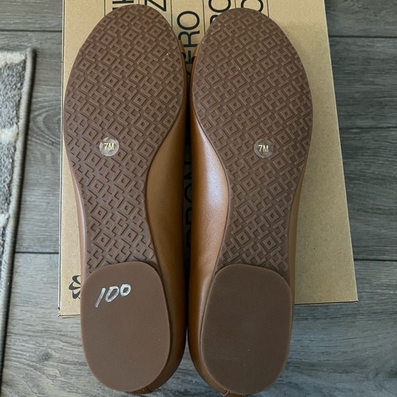 NEW Tory Burch tan flats NWOT - Picture 5 of 5